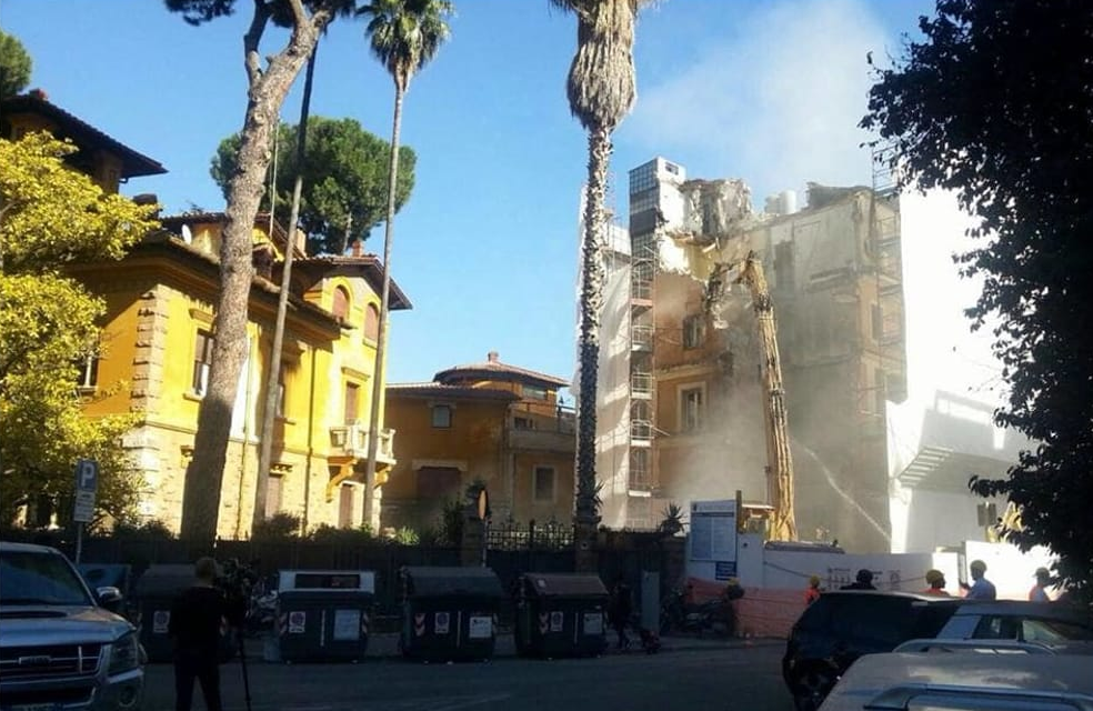 demolizione della palazzino di Via Ticino - foto Nathalie Naim