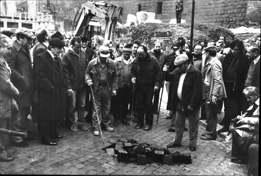 Il Sindaco Petroselli assiste alla rimozione della Via del Foro Romano   (foto dellarchivio dell'Unità)