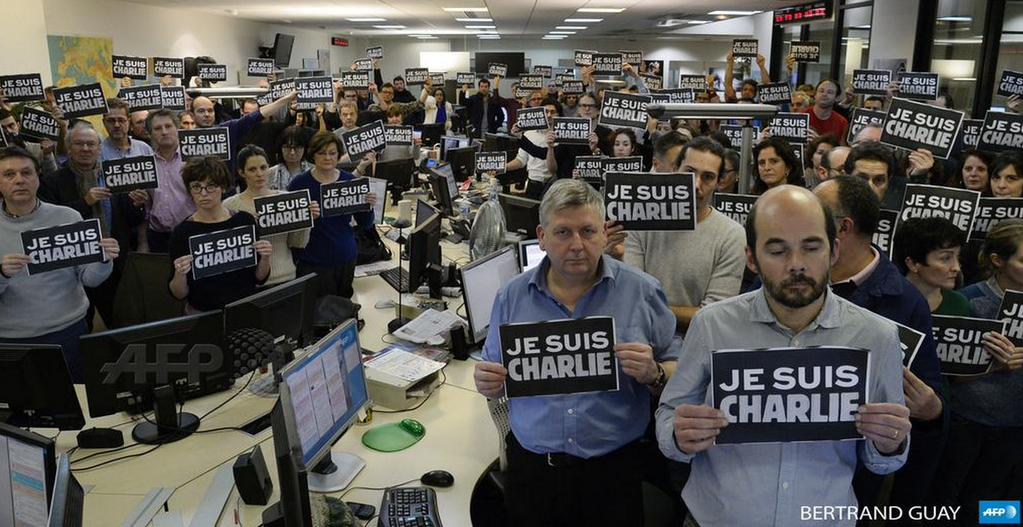 La foto della redazione di @AFP a sostegno di Charlie Hebdo