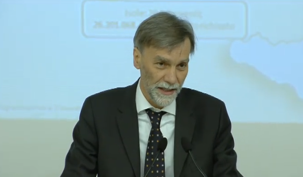 Delrio alla conferenza stampa del 10 aprile 2015 (dal video sul sito del Governo)
