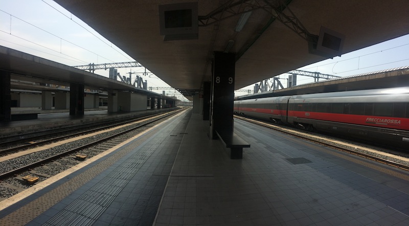 I pilastri della piastra/parcheggio in costruzione sui binari della Stazione Termini