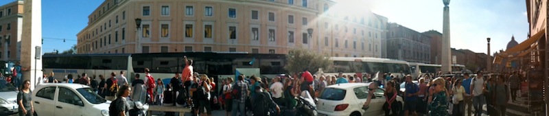 Bus turistici in Via della Conciliazione nel 2012 (foto AMBM)