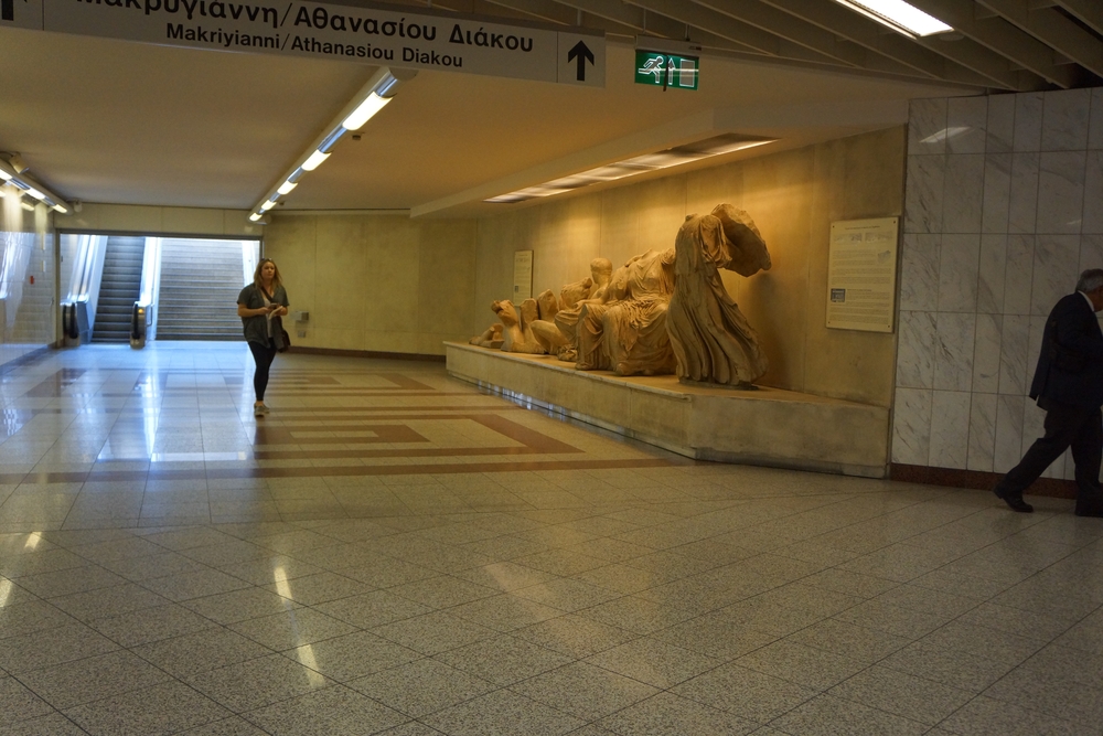 Il fregio del timpano del Partenone nella stazione Sintagma