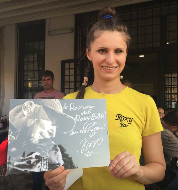 Roxana del Roxy bar con al foto con dedica di Vasco Rossi